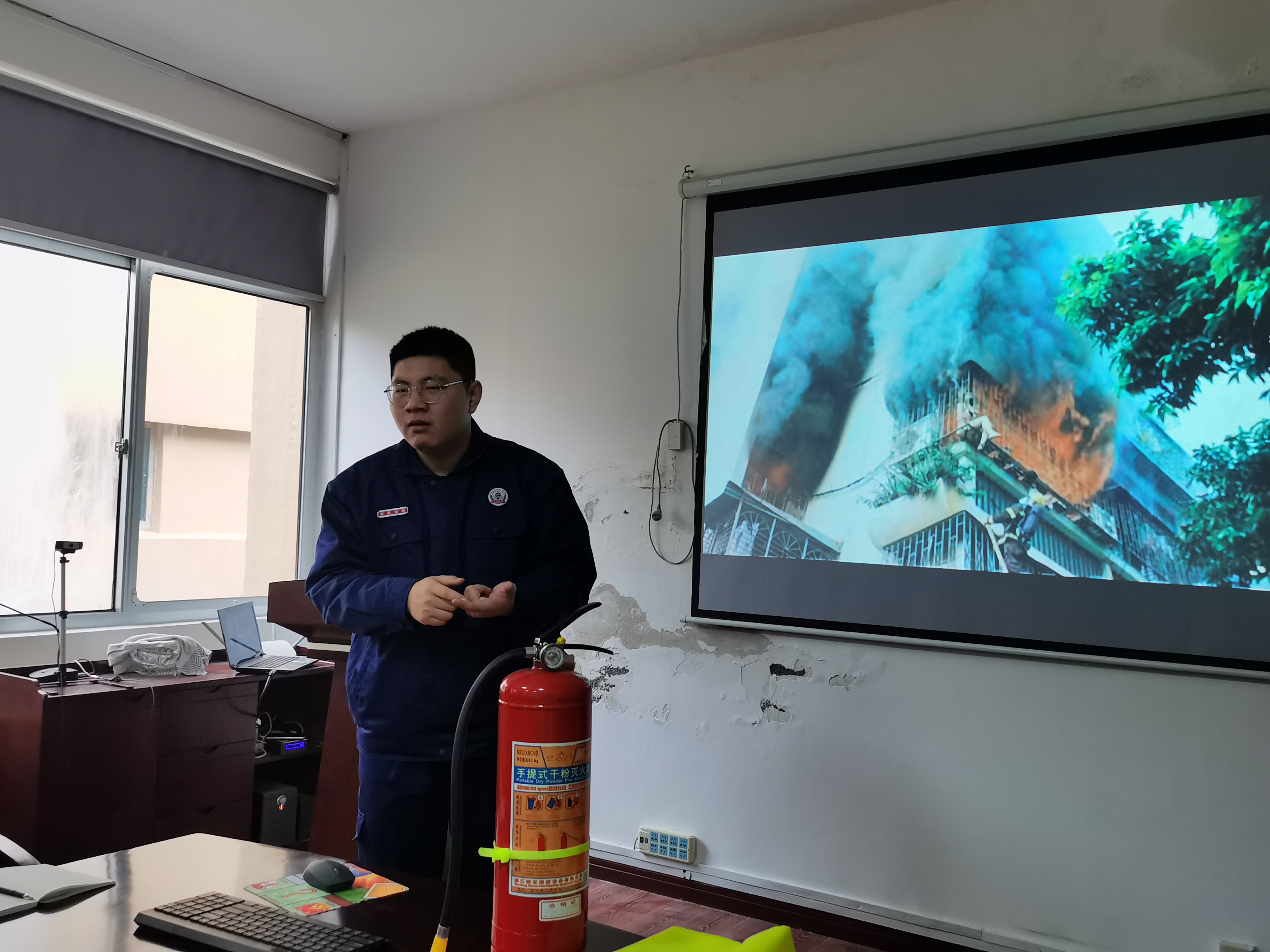 1675880777129578.jpg 2023.2.8黃教官講解滅火器種類(lèi) 陳智慧攝.jpg